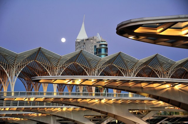 Gare_do_Oriente-Architecture_of_Portugal-Contemporary_architecture-Modern_architecture-Parque_das_Nacoes-Santa_Maria_dos_Olivais_Lisbon-Santiago_Calatrava-Train_station