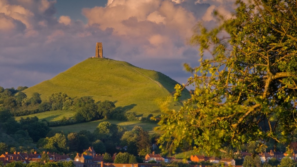 nature-landscapes_hdwallpaper_glastonbury-castle-town-engl_22651