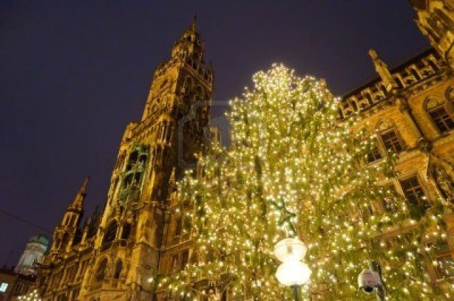 12387791-luminarie-di-natale-a-monaco-di-baviera-germania