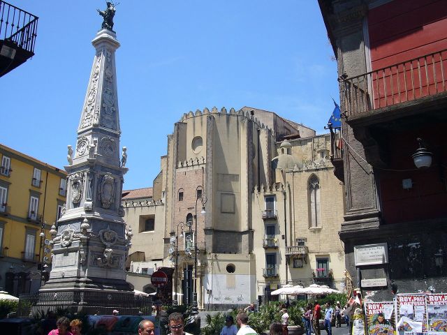 1280px-Napoli_-_piazza_San_Domenico_Maggiore_e_guglia_1030736
